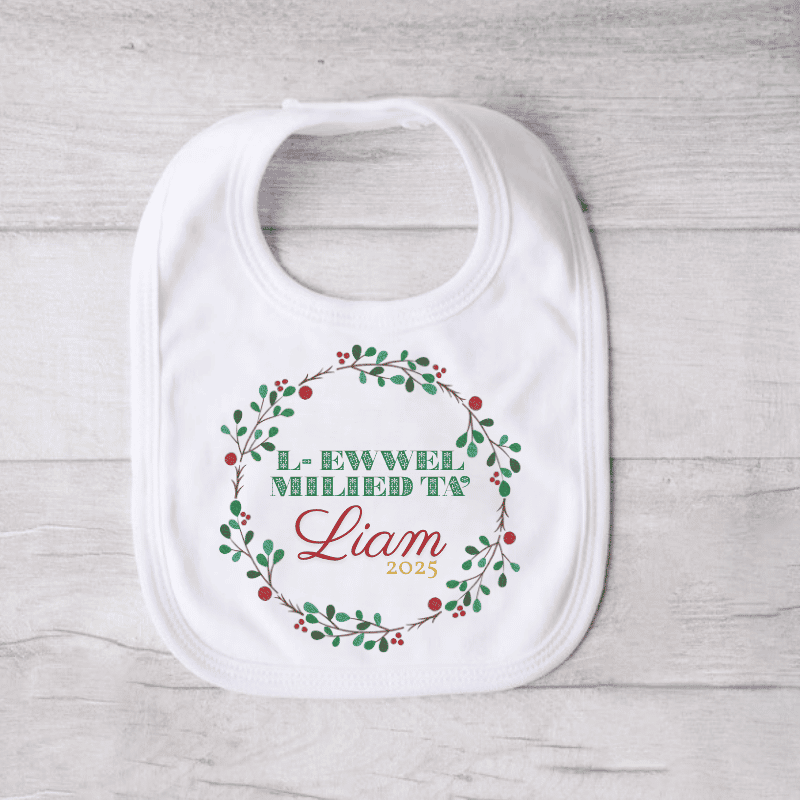 L_EWWEL_MILIED_WREATH_BIB L-Ewwel Milied ta' ... Wreath - Personalised Christmas Bib - Image 1